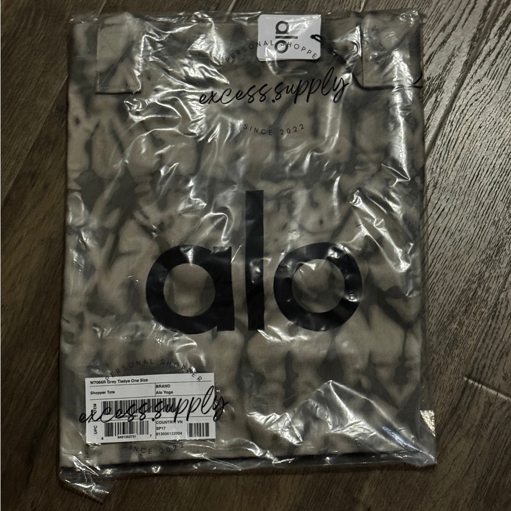 NWT Alo Yoga Iconic Shopper Tote Gray Tie-Dye